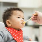 Hình ảnh minh họa bé đang ăn dặm