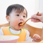 Bé tập ăn dặm kiểu truyền thống