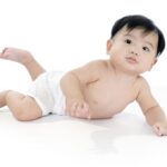 Bé 9 tháng tuổi tập bò